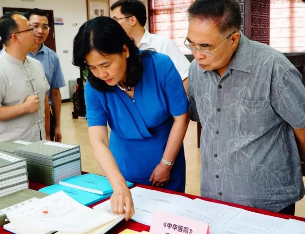 國家衛(wèi)生健康委黨組成員、國家中醫(yī)藥管理局黨組書記余艷紅（前排左一）在中醫(yī)藥信息研究所調(diào)研中醫(yī)古籍相關(guān)工作